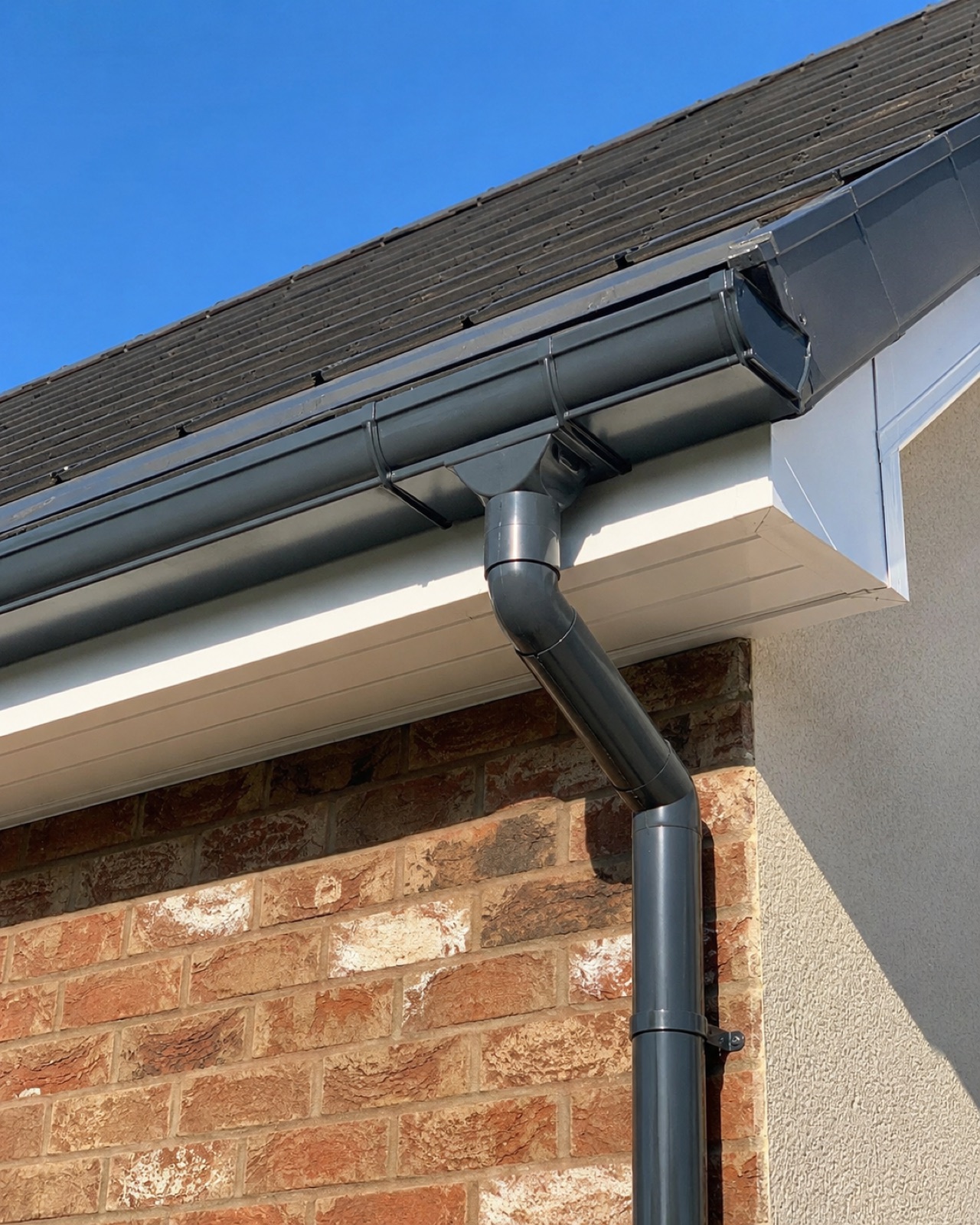 Seamless aluminium guttering on a period property