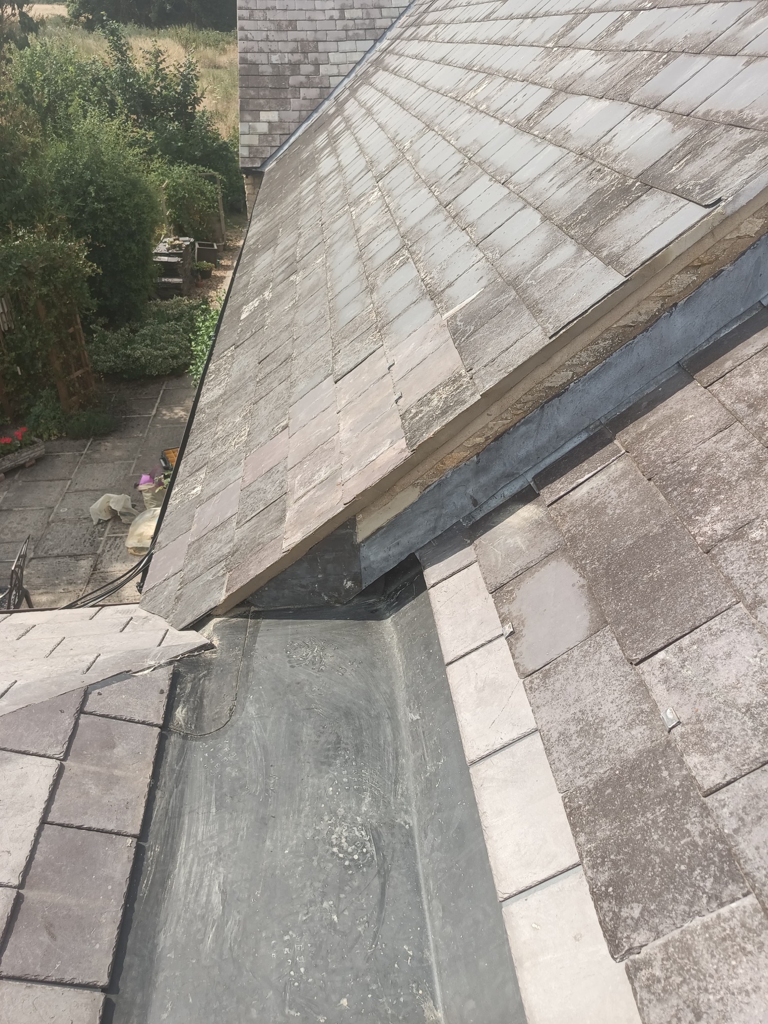 Finished EPDM rubber box gutter between two slate roof pitches at Stoke Goldington