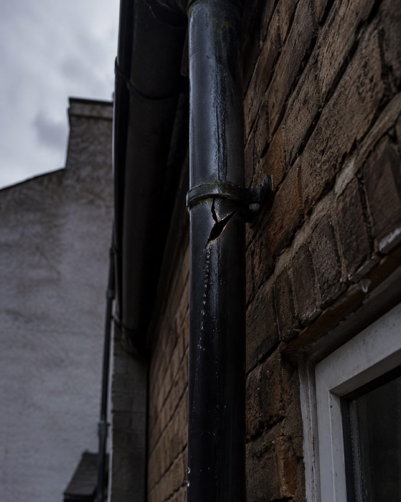 Split downpipe on a house elevation